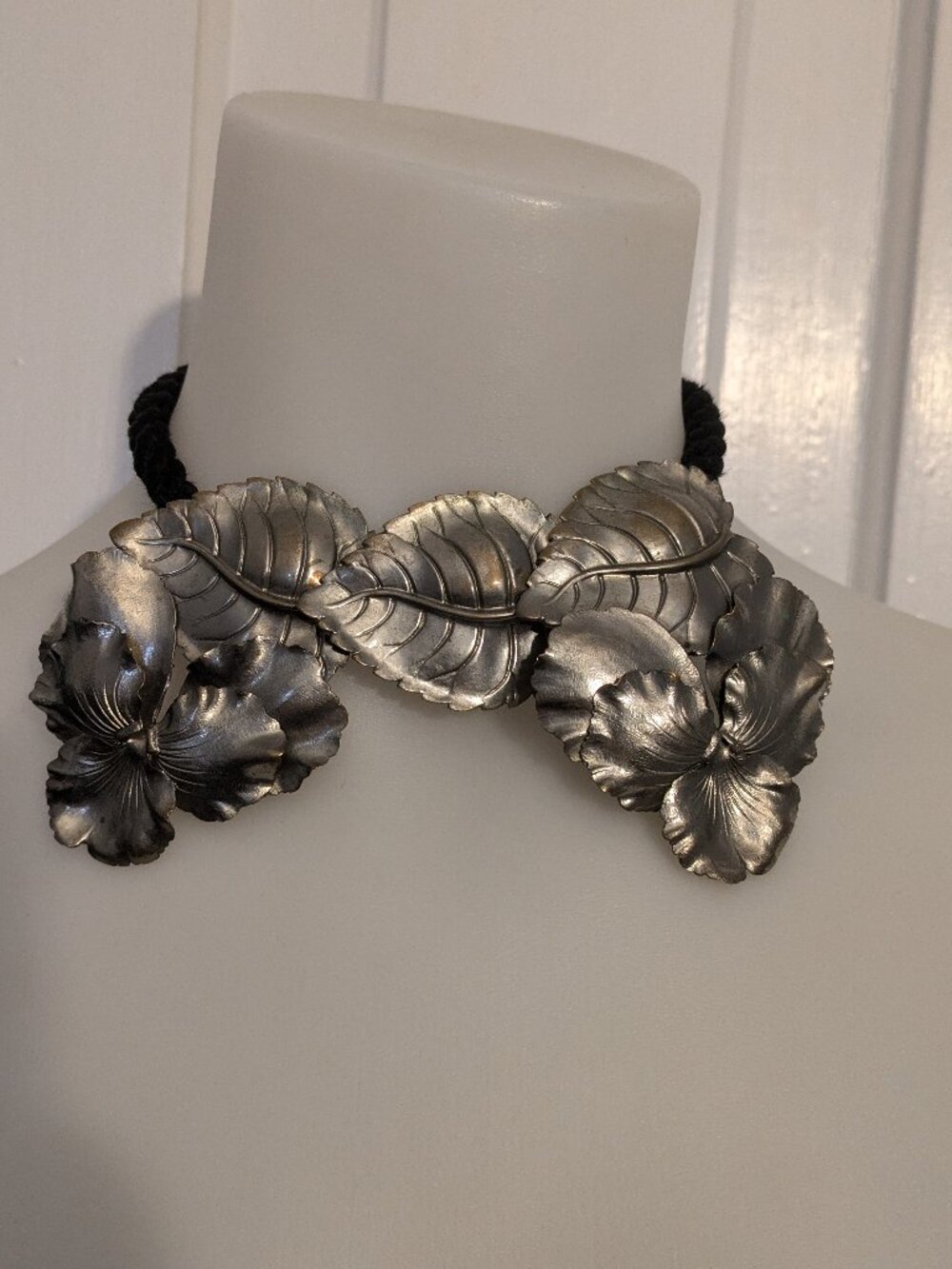 Metal leaf hibiscus necklace
